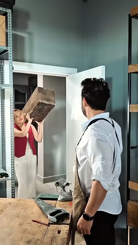 I colleghi iniziano a trasferire il travetto rustico nel laboratorio.