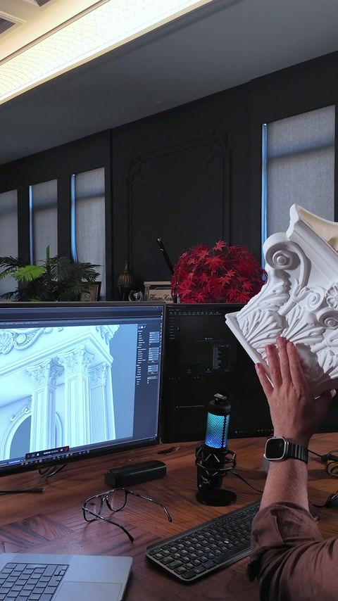 Il designer ruota il capitello di colonna per mostrare l'intaglio delle foglie di acanto