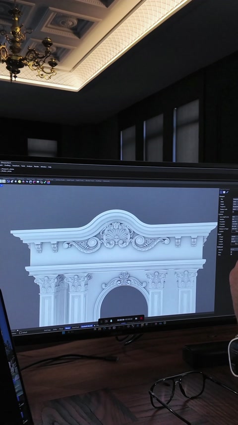 Lo schermo mostra il timpano curvo e il cornicione sopra la porta ad arco
