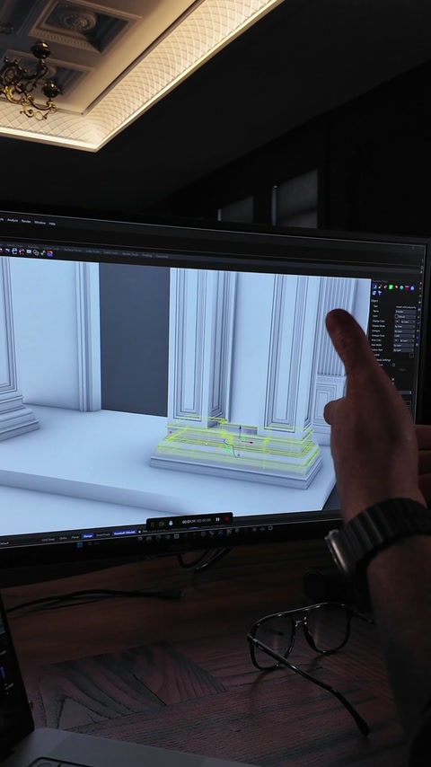 Il designer indica il modello del portale spiegando la disposizione di colonne e arco