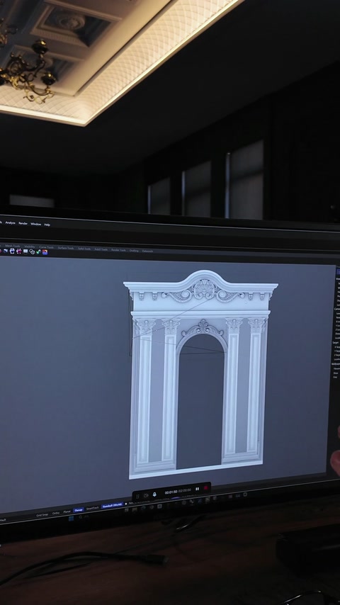 Il monitor mostra il modello 3D bianco finito del portale da un'angolazione frontale