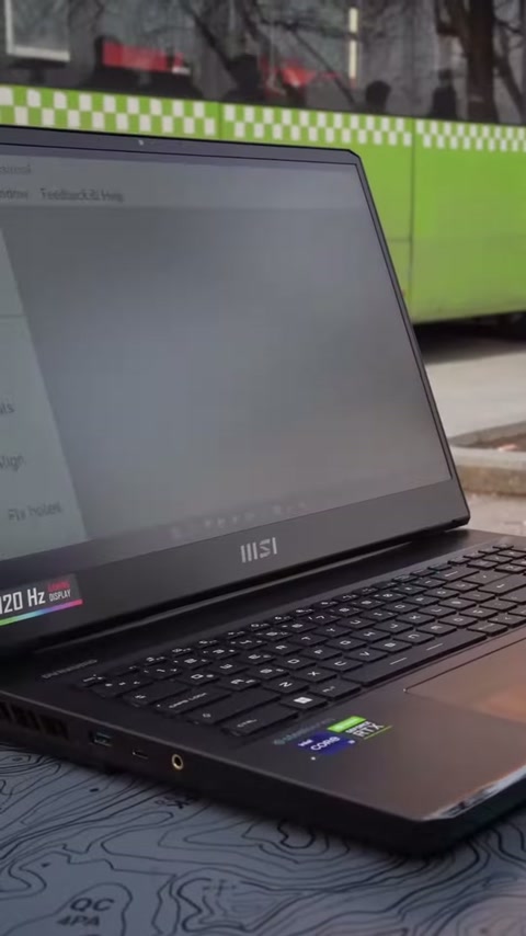 Un laptop mostra il software di misurazione aperto durante la scansione in campo.