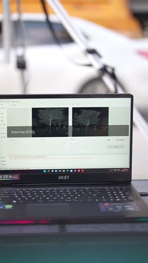 I risultati della scansione sono esaminati affiancati sullo schermo del laptop.