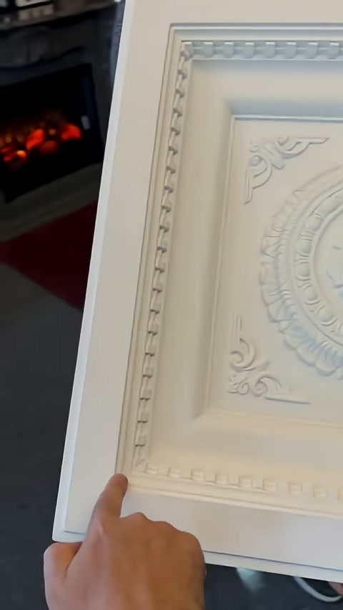 Profilo del bordo rialzato del pannello da soffitto a cassettoni mostrato lateralmente