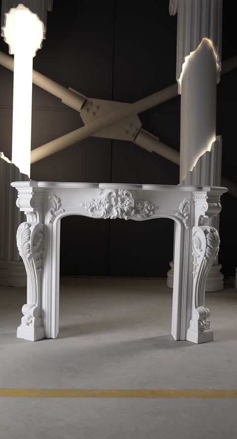 Cornice del camino interamente bianca con rilievi floreali e gambe intagliate