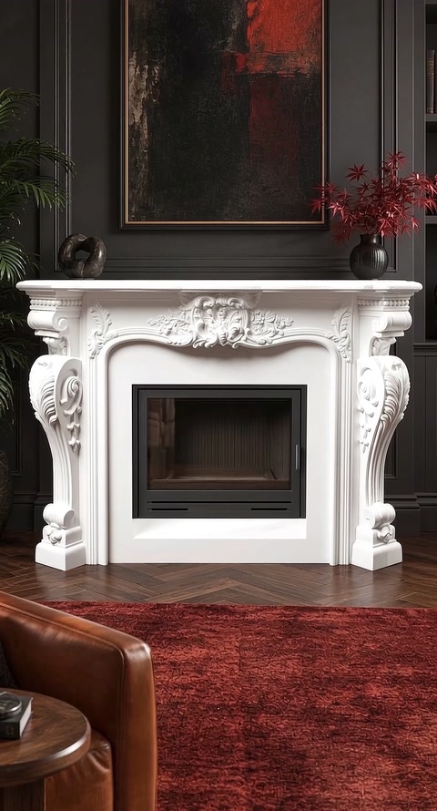 Cornice classica bianca per camino installata in un elegante soggiorno