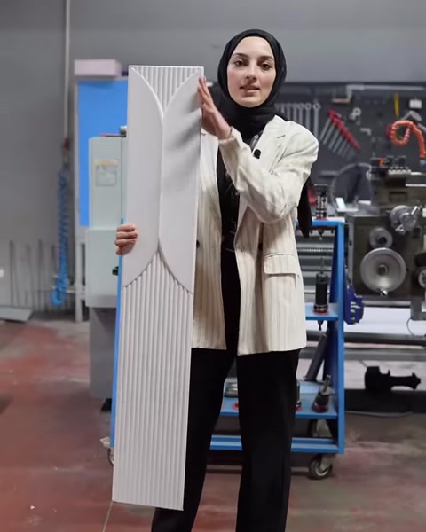 Panel üzerindeki dikey çizgiler ve kavisli desen birlikte gösteriliyor