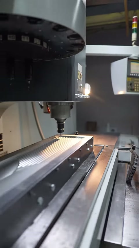 CNC machine completes linear texture on the long panel surface