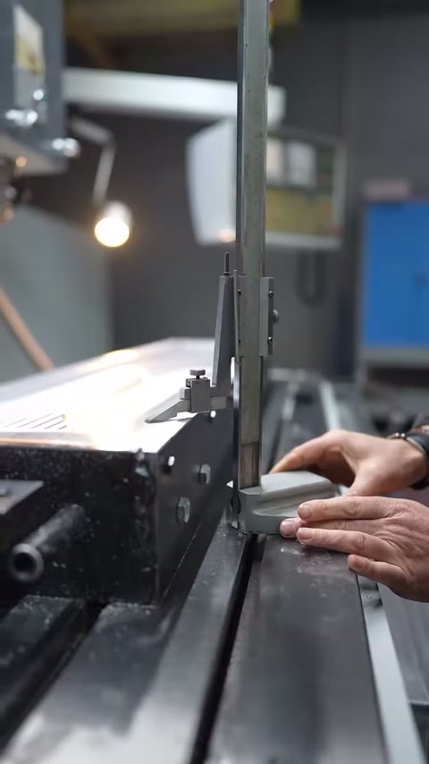 Measurement apparatus base is manually secured on the production table
