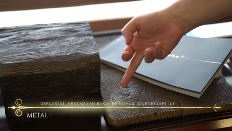 Il movimento della mano descrive la posizione della fascia sulla trave decorativa.