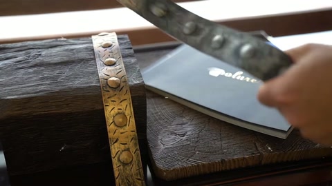Un utensile manuale viene preparato per l'applicazione sulla fascia metallica posizionata sulla trave.