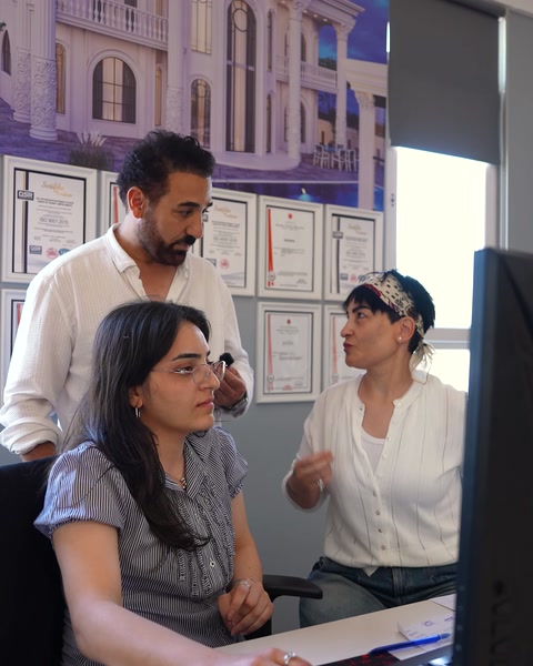 Il team discute delle opzioni di progetto in poliuretano nell'ufficio dello showroom