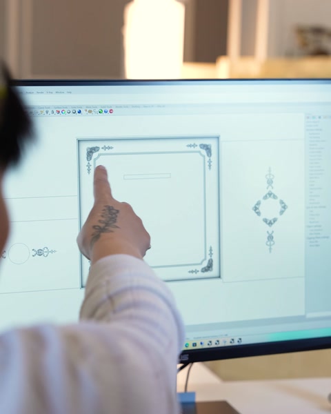 Il designer indica il motivo del rosone sullo schermo e lo valuta con il team