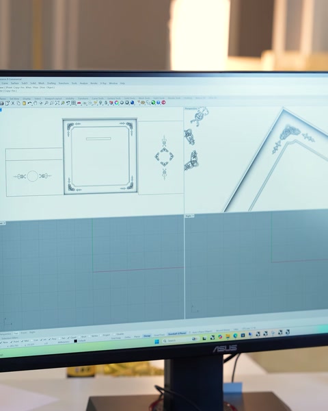 Il disegno tecnico del progetto del rosone da cornice viene esaminato al computer