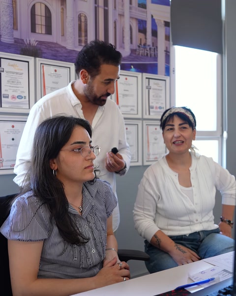 Il designer discute i dettagli di applicazione del poliuretano con i membri del team