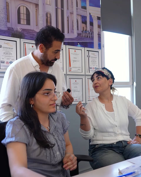 Il team seduto al tavolo esamina insieme il piano di applicazione del poliuretano