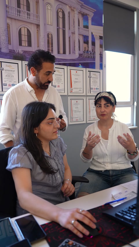 Selda illustra al team di progetto le sue aspettative per gli interni