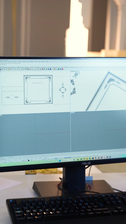Sul monitor vengono confrontati diversi disegni di cornici decorative