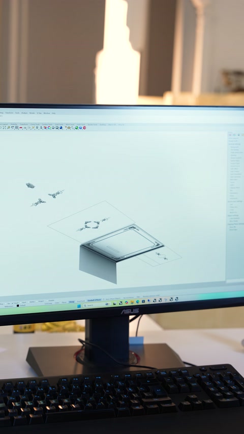Viene esaminato un modello tridimensionale dell'ambiente con applicazione a soffitto e parete