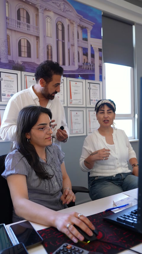 La designer valuta reciprocamente le opzioni del progetto con il team dello showroom