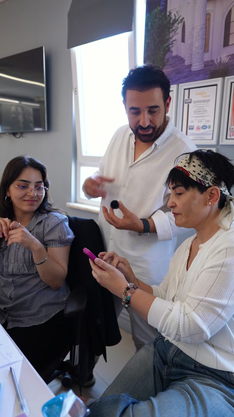 Selda mostra al team i lavori di design personalizzato sul suo telefono
