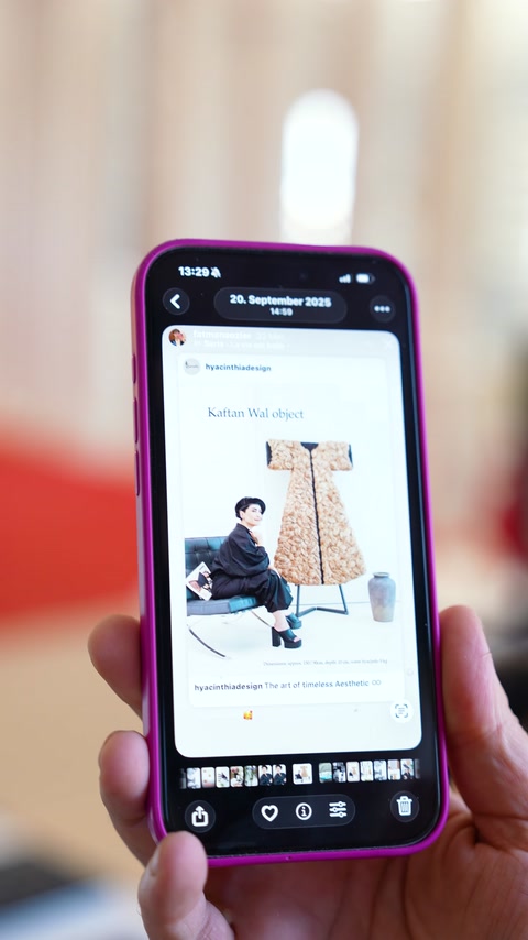 Il lavoro della designer su un oggetto decorativo viene visualizzato sullo schermo del telefono