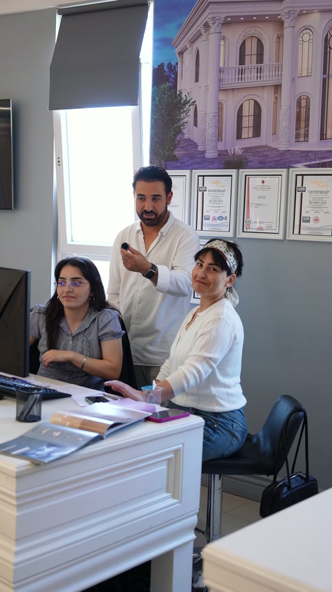 Video shows a team in the showroom discussing a decorative profile project at a table.