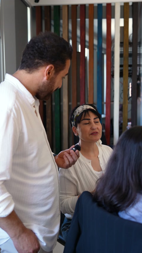 The showroom team discusses project requirements at a table.