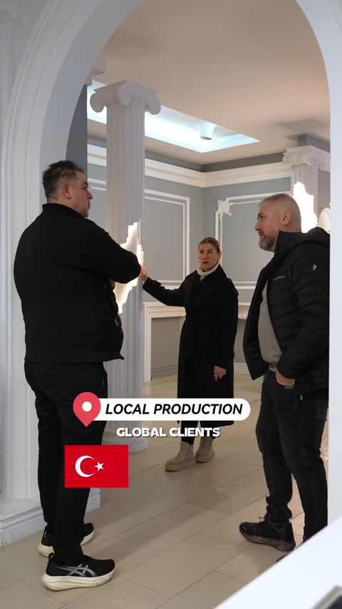 Esempi di colonne e modanature da parete esaminati in un ambiente showroom