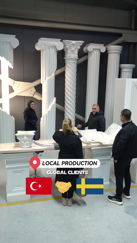 Ampia sezione dello showroom con colonne classiche e a motivo tortile