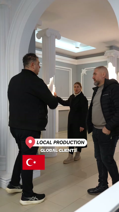 Le applicazioni di colonne bianche sono presentate ai visitatori in uno showroom con archi.