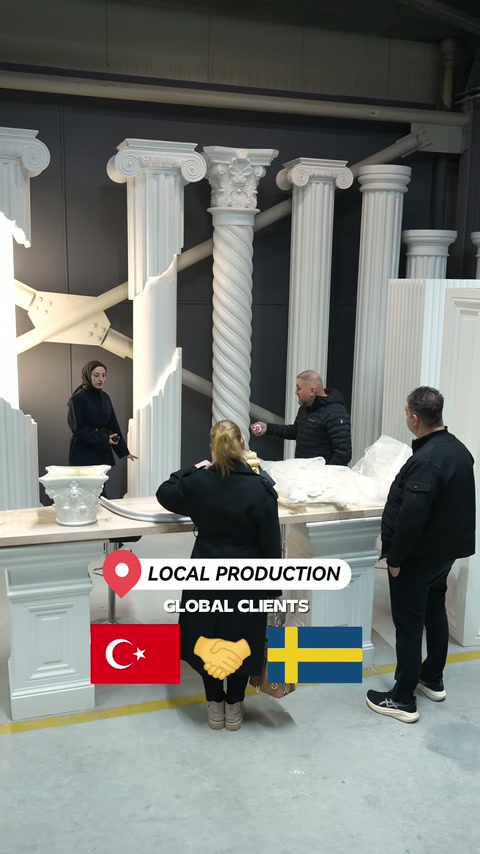 Nello showroom sono esposte colonne con diversi design di capitelli e fusti.