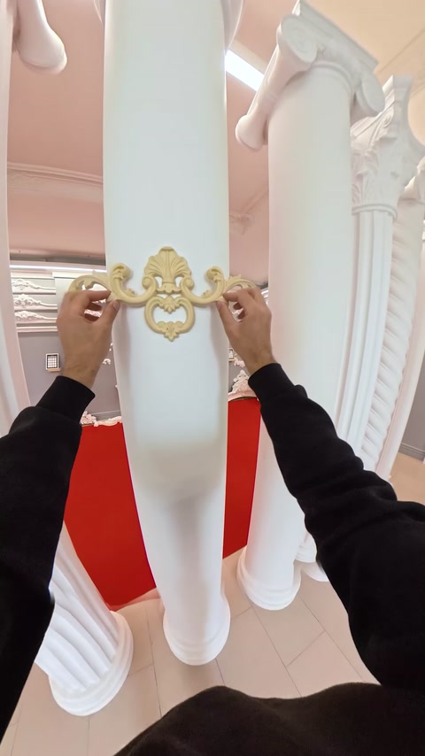 Gold-coloured applique motif positioned on a pilaster