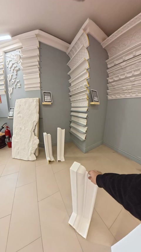 Section presenting wall profiles and corner ornaments together
