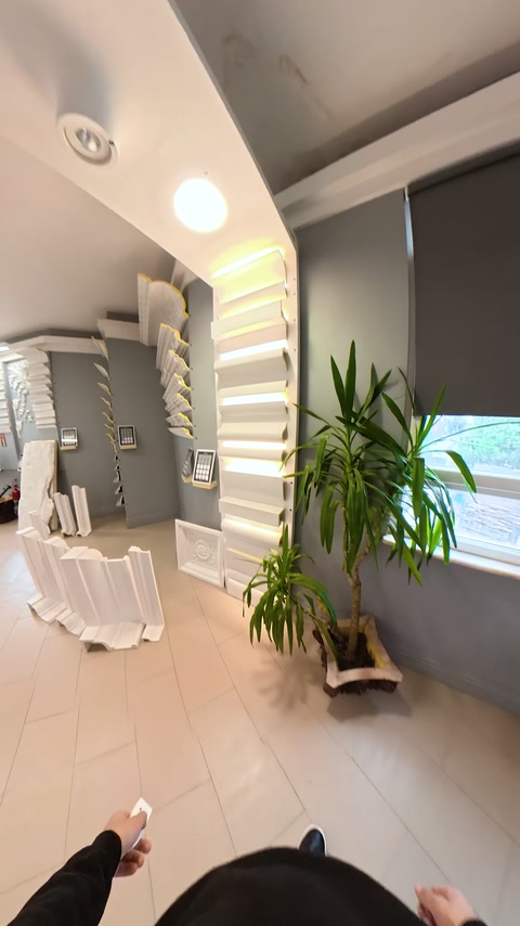 Showroom turu, duvar profilleriyle sütun numunelerinin bulunduğu sergi köşesini gösteriyor