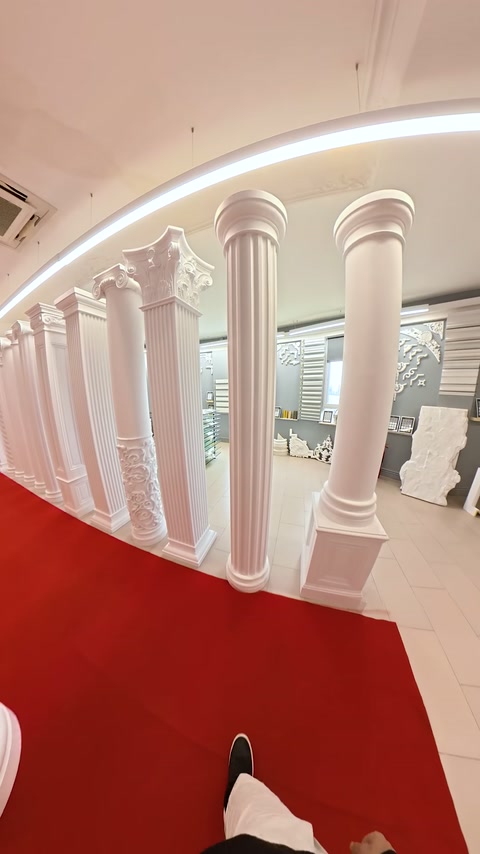 Showroom geçidinde kaideli ve yivli sütun modelleri sergileniyor