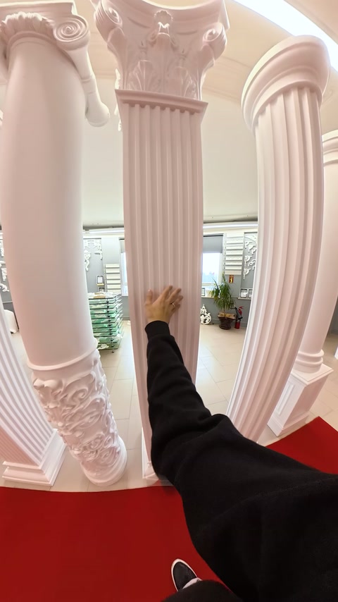 Yivli sütunlar ile kabartmalı kaide örneği yan yana duruyor