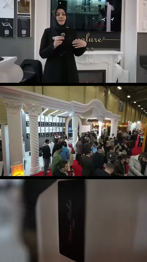 Un espositore presenta uno stand fieristico con colonne in una zona affollata di visitatori