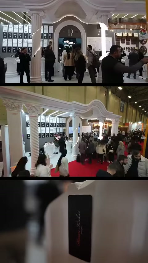I visitatori esaminano lo stand decorativo circondato da cornici di soffitto ondulate