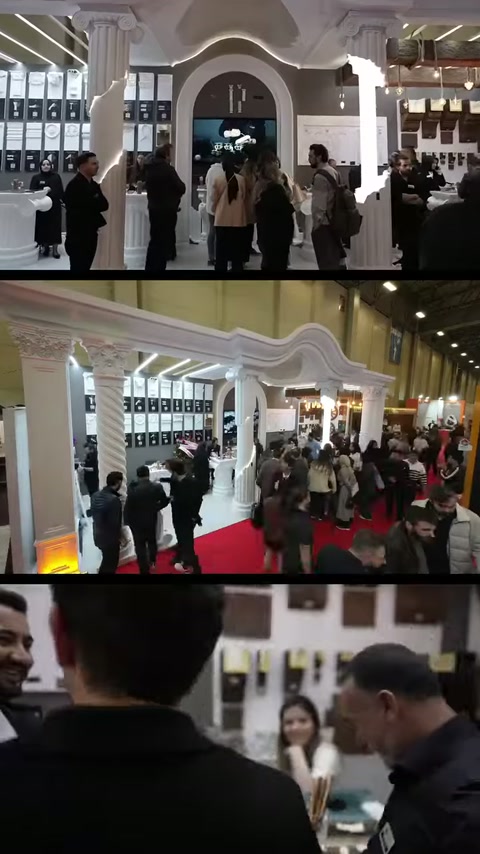 Archi bianchi, colonne e profili di soffitto circondano la folla della fiera
