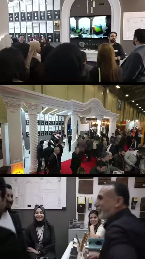 Un relatore illustra i prodotti ai visitatori davanti allo stand decorativo con archi
