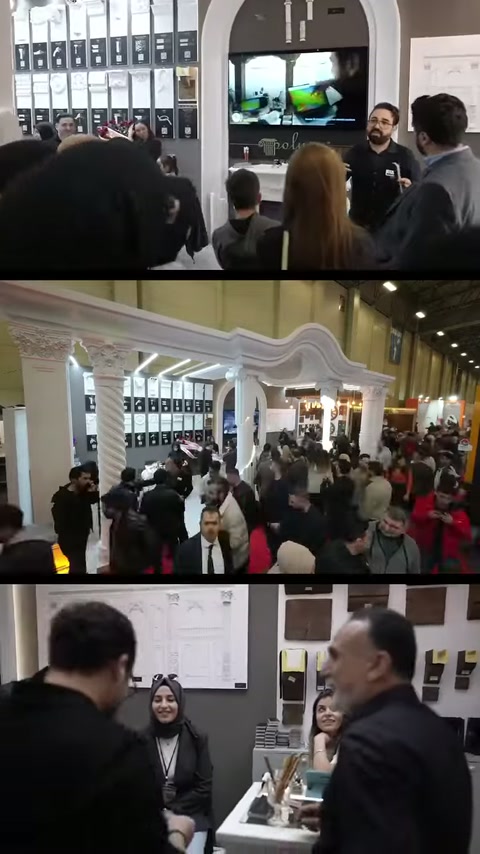 Un gruppo di visitatori ascolta la presentazione davanti alla composizione del camino con schermo