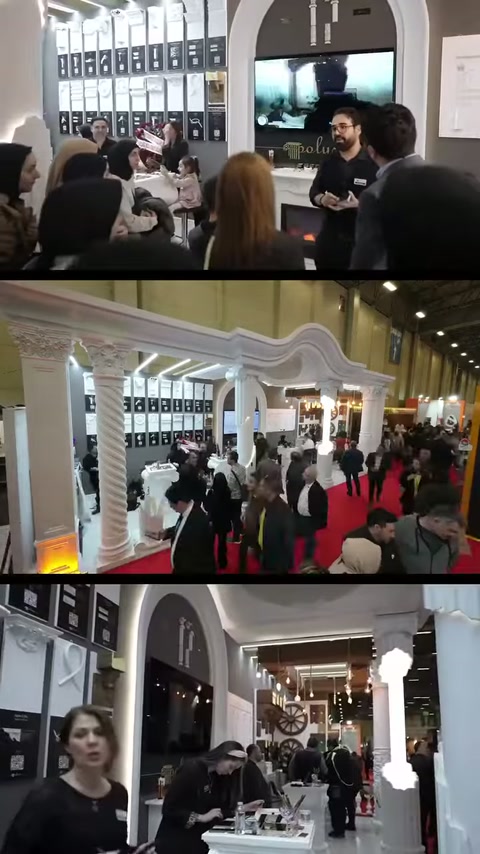 Lo stand decorativo bianco accoglie i visitatori nel corridoio della fiera con tappeto rosso