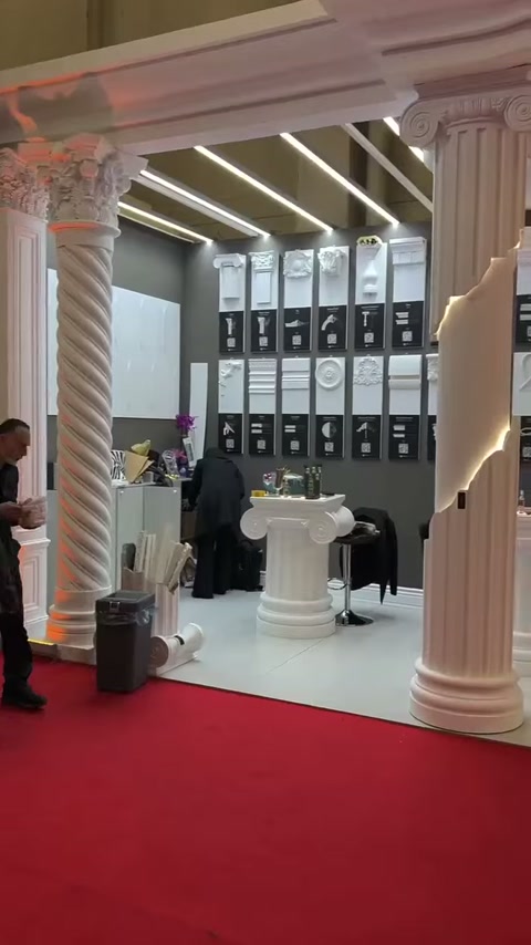 Le colonne tortili e scanalate sono esposte insieme ai profili di soffitto curvi