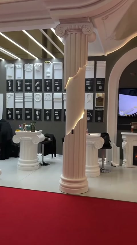 Le colonne con capitelli classici, basamenti e decorazioni di soffitto stratificate sono in primo piano