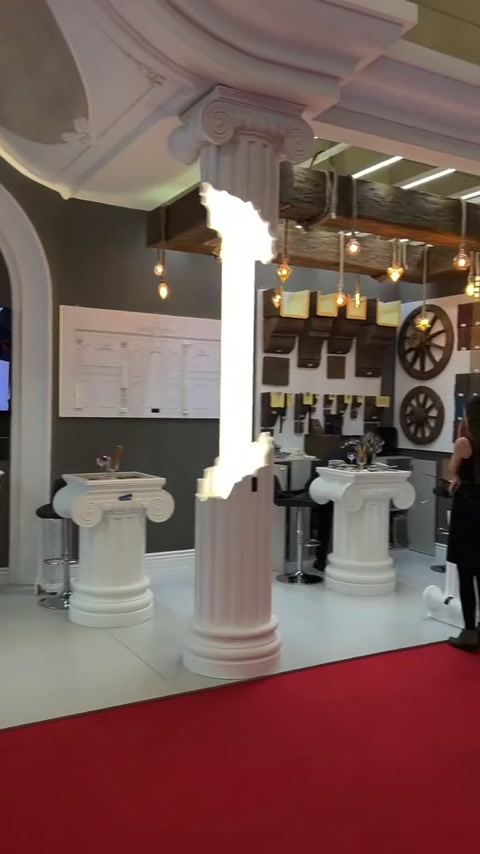 La cornice di soffitto curva completata da colonna scanalata e basamenti nello stand