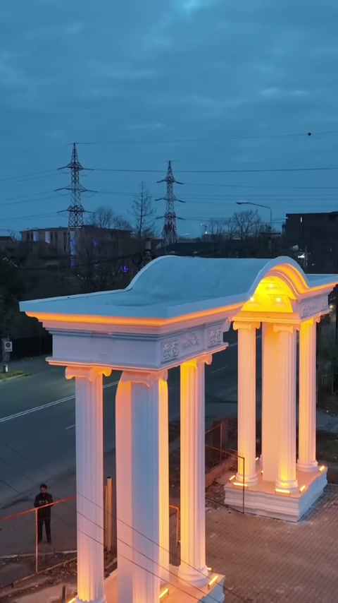 Diagonal view of the curved upper section and column capitals