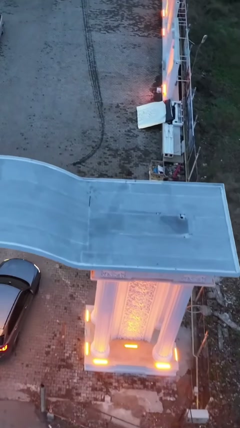 Wide eave-shaped arch extending over the illuminated column base