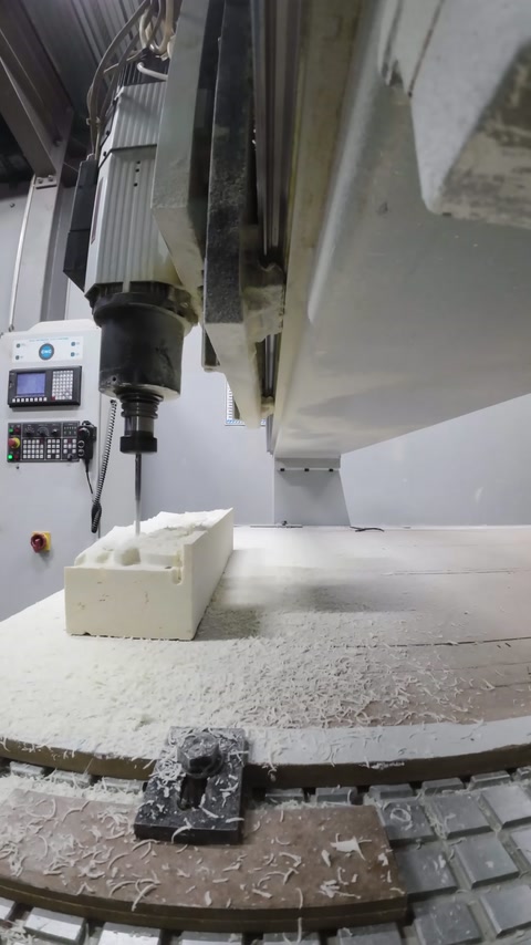 CNC router poliüretan blokları otomatik biçimde işlemeye başlıyor