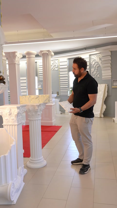 Tamamlanan uzun rölyef parçası dekoratif sütunlar yanında sergileniyor